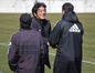 今年2月の松山大練習試合でFC今治・リュイス監督と握手する大西 貴氏