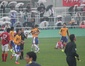 試合後喜ぶ帝京イレブンと、がっくりと肩を落とす東京朝鮮中高級学校イレブン