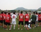 サッカー部全員で円陣を組む四国学院大香川西