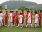 試合前に握手を交わす四国学院大香川西（白）と藤井学園寒川（赤）