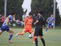 浮き球パスを出す愛媛FC U-18MF8二宮颯(3年)
